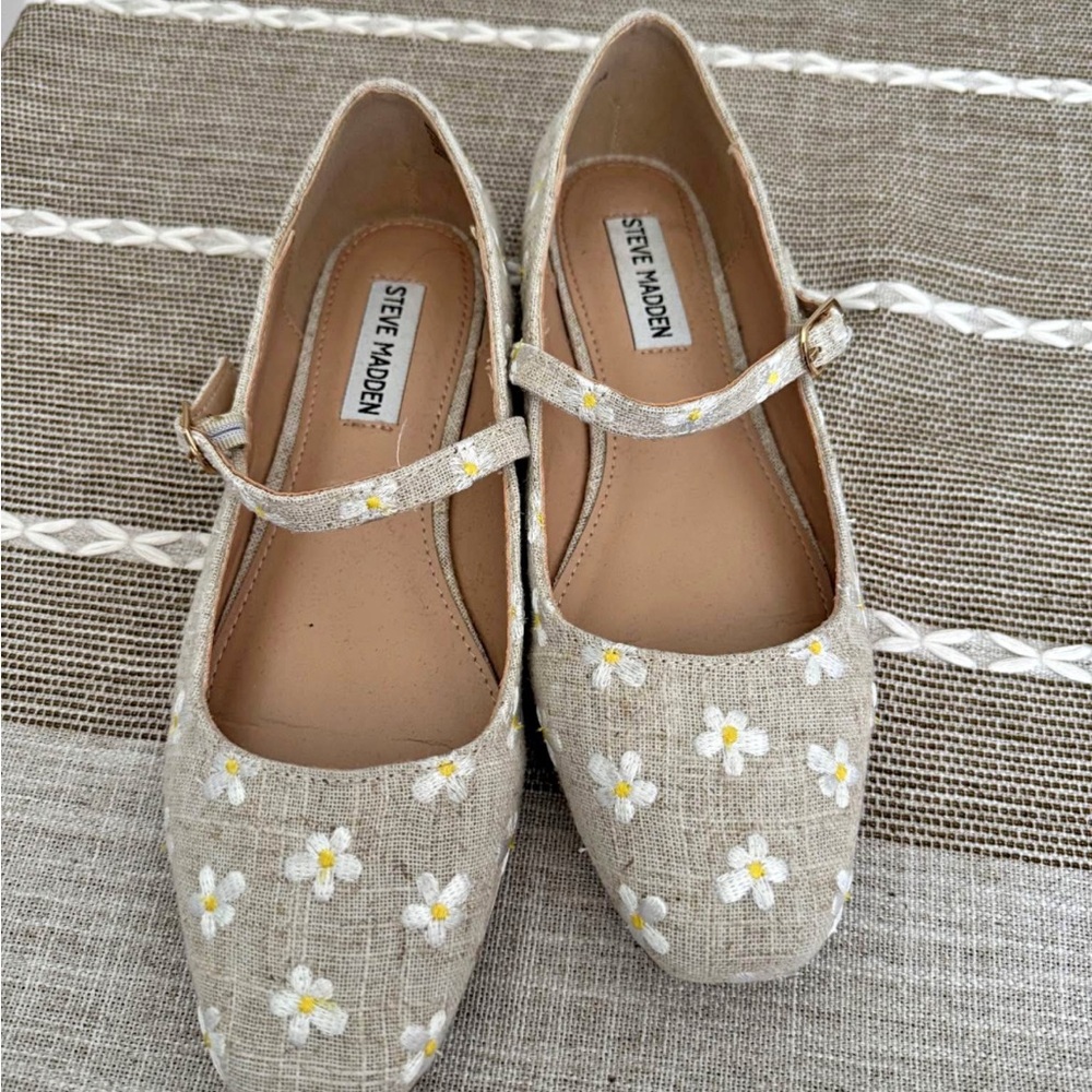 🌼 Steve Madden White Daisy Mary Jane Flats